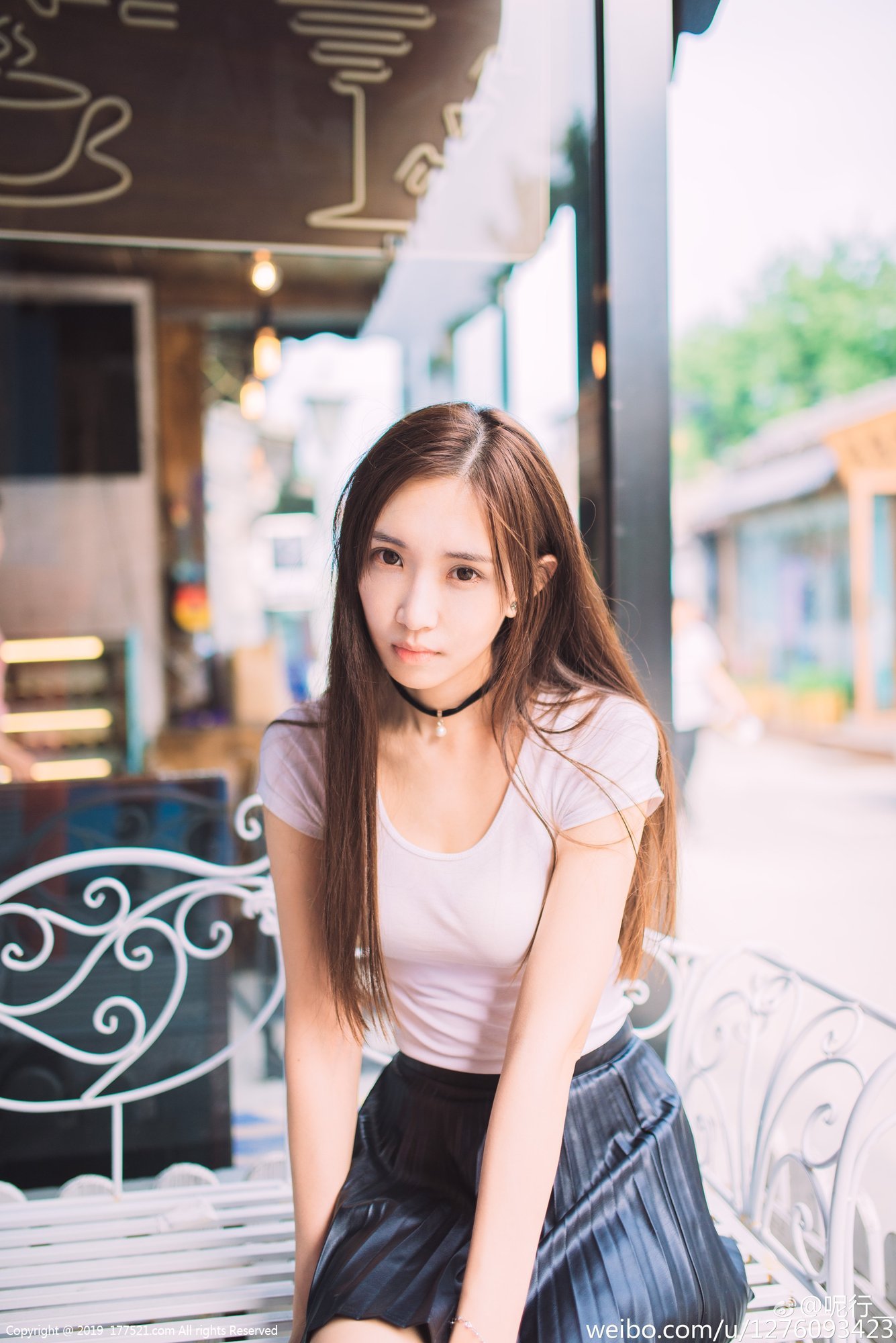 呢行人物简历详细播报完整版