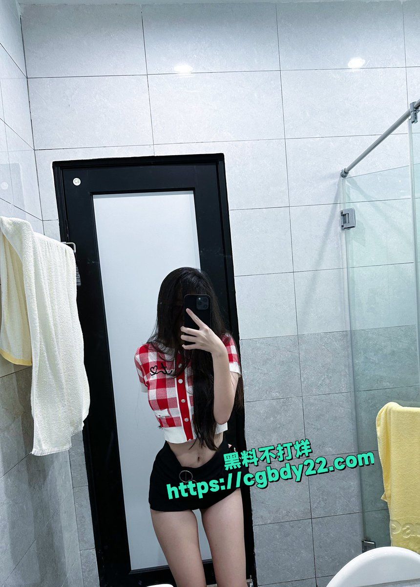 身材超极品的女大学生自拍2