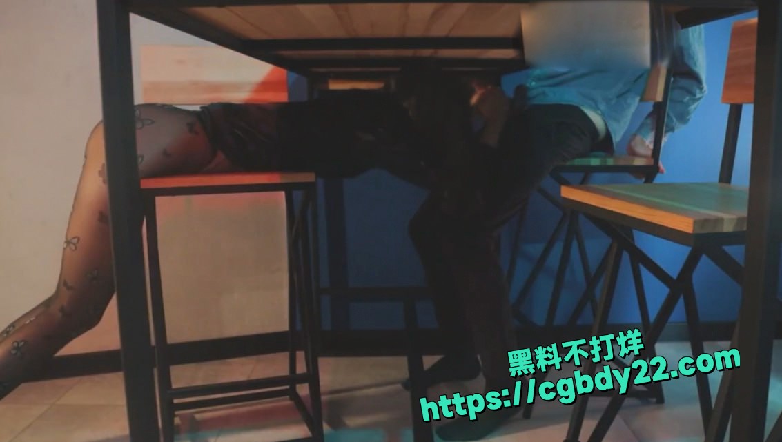 黑桃夫妻 在办公桌下面给老公吃鸡吧  3