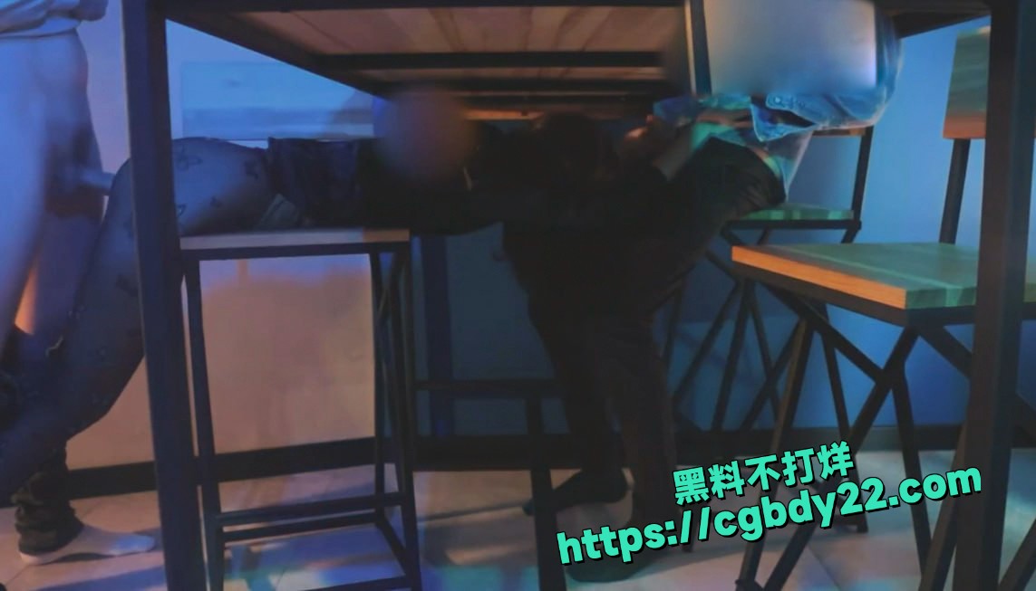 黑桃夫妻 在办公桌下面给老公吃鸡吧  6