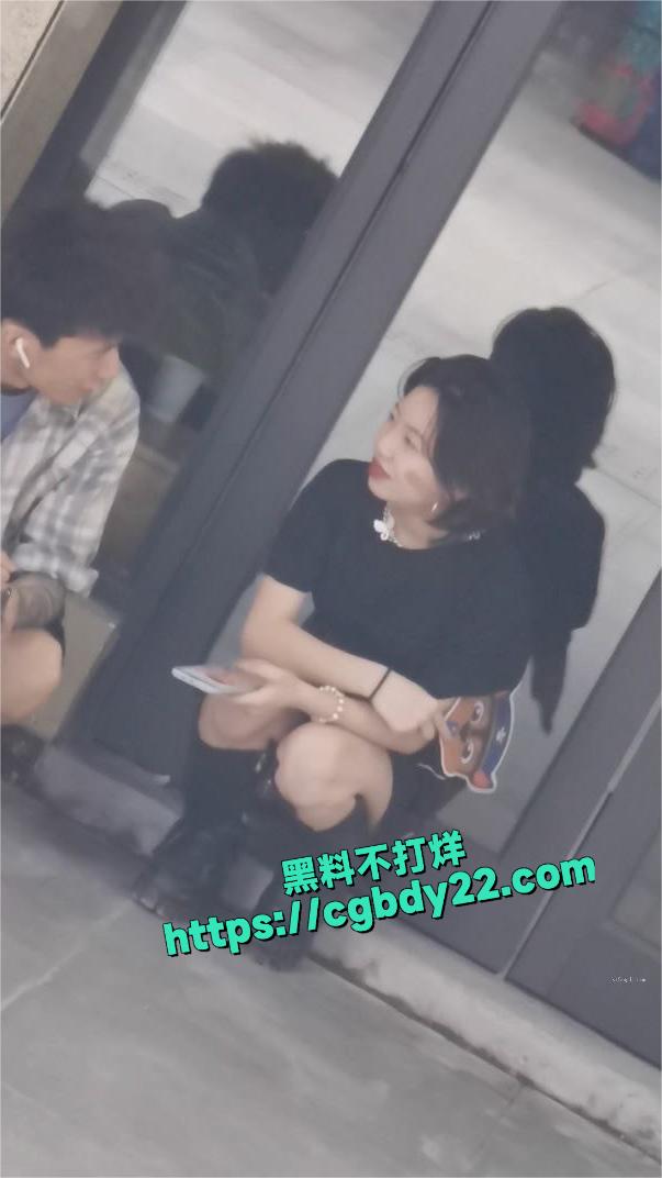 尾随偷拍路边长靴美女1