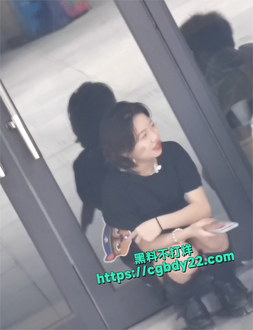 尾随偷拍路边长靴美女4