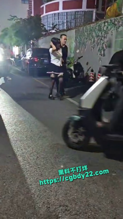 站街小姐当街逃跑被老鸨‌追上拽着头发抓回来 2