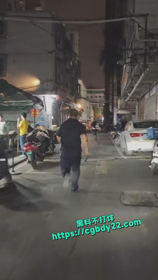 站街小姐当街逃跑被老鸨‌追上拽着头发抓回来 3