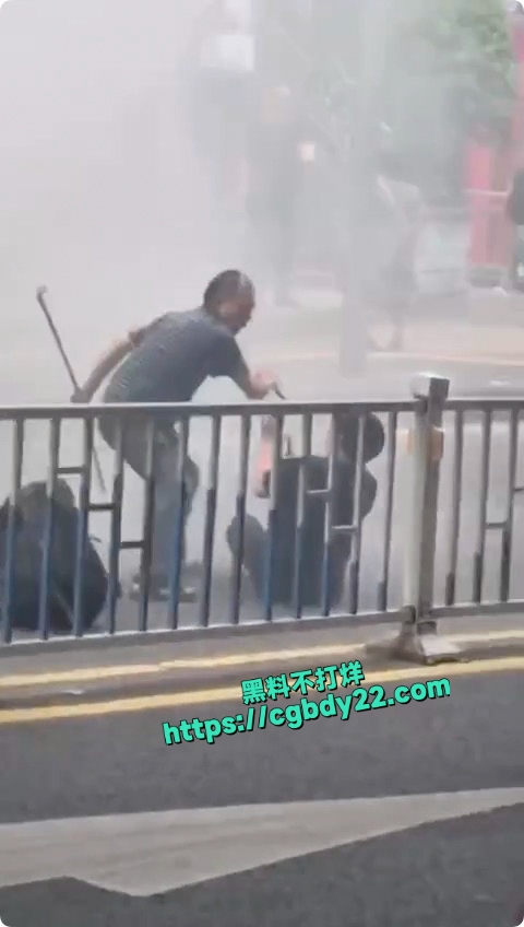 重庆一男子在渝中区陕西路 点燃自驾摩托车3