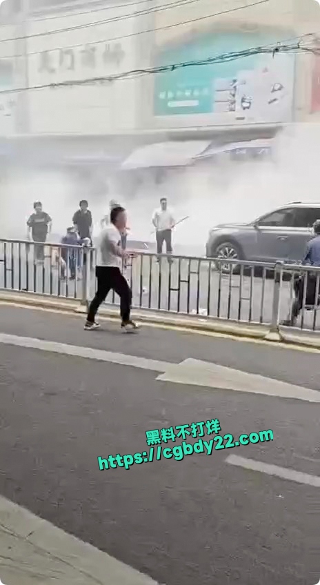 重庆一男子在渝中区陕西路 点燃自驾摩托车5