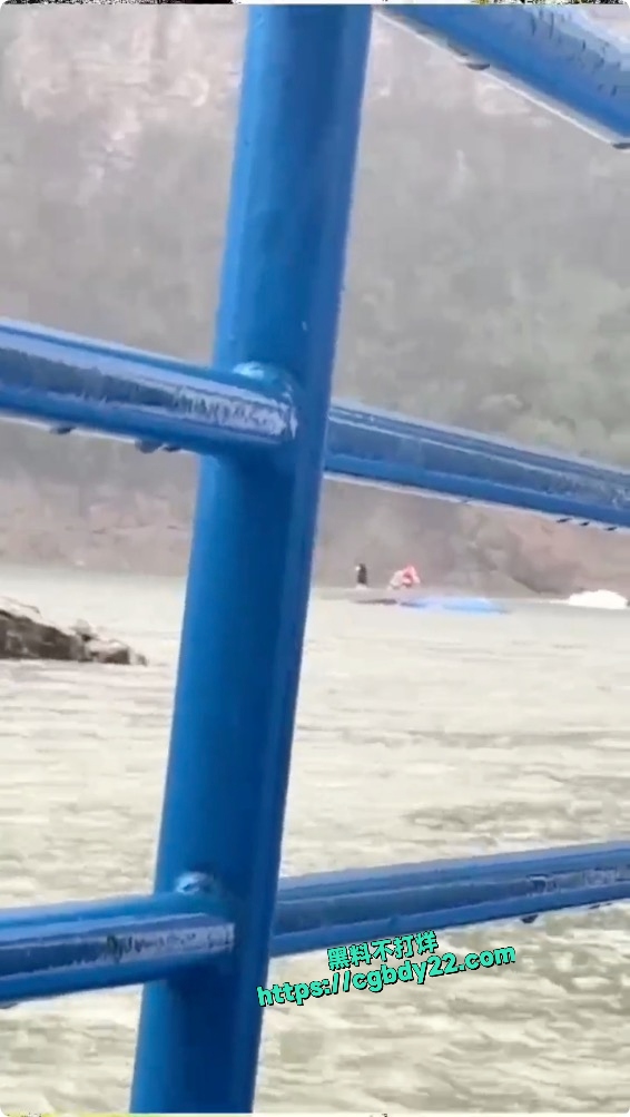贵州游船侧翻事故 约 70人落水4