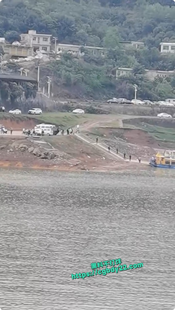 贵州游船侧翻事故 约 70人落水3