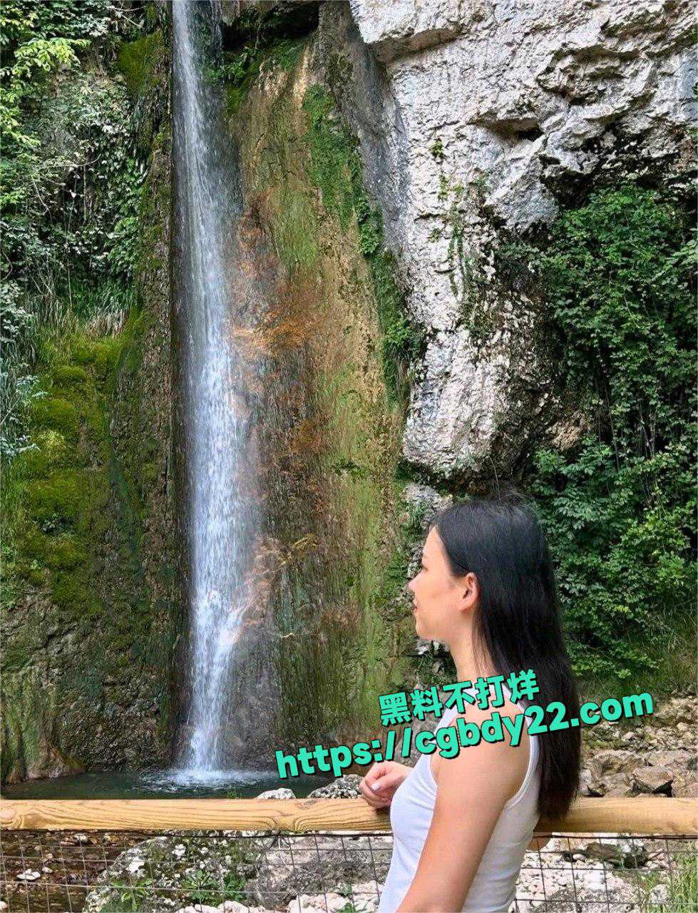 21岁混血华裔女子13